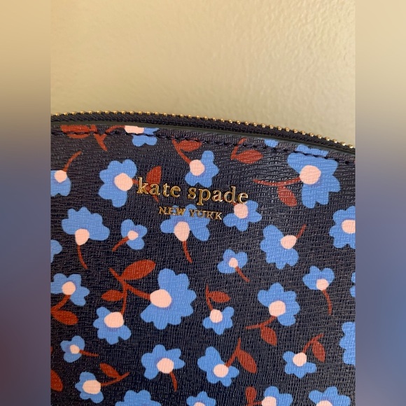 Kate Spade spencer party floral small dome crossbody purse
Nwot - Picture 2 of 9